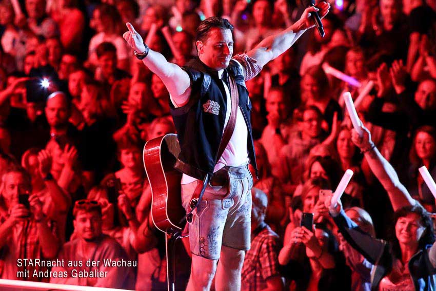 19.09.2025, Rossatzbach/NÖ, STARnacht aus der Wachau, Tag1: Bilder a. d. Show u. Seitenblicke Party auf Schloss Dürnstein
im Bild: Andreas Gabalier -live a d Bühne, -mit Publikum,