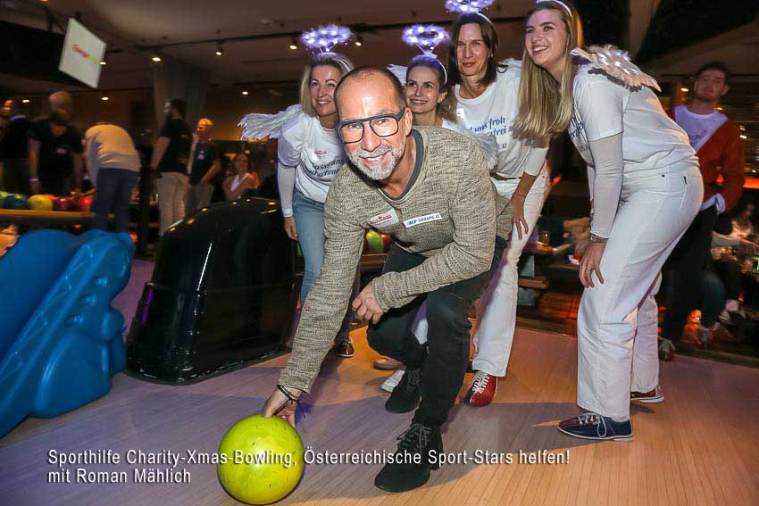 24.11.2025, die ALLEE, Sporthilfe Charity-Xmas-Bowling, Österreichische Sport-Stars helfen!
im Bild: Roman Mählich, -mit Bowling-Kugel,