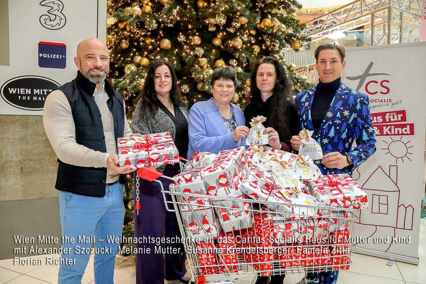 18.12.2025, WMtM: Weihnachtsgeschenke an das Caritas Socialis Haus f&uuml;r Mutter und Kind, mit Alexander Szczucki -INTERSPAR GF Wien Mitte, Melanie Mutter, Bereichsleiterin, Sr. Susanne Krendelsberger -Vorsitzende des Stiftungsvorstsnds der CS Caritas Socialis, Pamela Zitta -Leiterin des CS Haus f&uuml;r Mutter und Kind, Florian Richter- GF Wien Mitte the Mail -  Wien Mitte the Mall, 1030 Wien - Robin Consult - &copy; Andreas Lepsi/Robin Consult