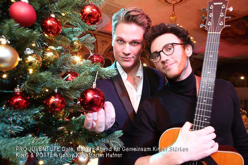 18.11.2025, Casino Baden, PRO JUVENTUTE Gala, Charity-Abend für Gemeinsam.Kinder.Stärken
im Bild: KING & POTTER/Benny King/Martin Hafner, -Weihnachtsbaum/Christbaum, -Weihnachtszeit,