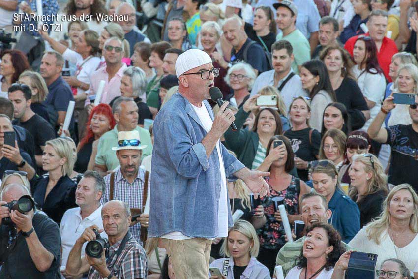19.09.2025, Rossatzbach/NÖ, STARnacht aus der Wachau, Tag1: Bilder a. d. Show u. Seitenblicke Party auf Schloss Dürnstein
im Bild: Gerry -DJ ÖTZI- Friedle -live a d Bühne, -mit Publikum,